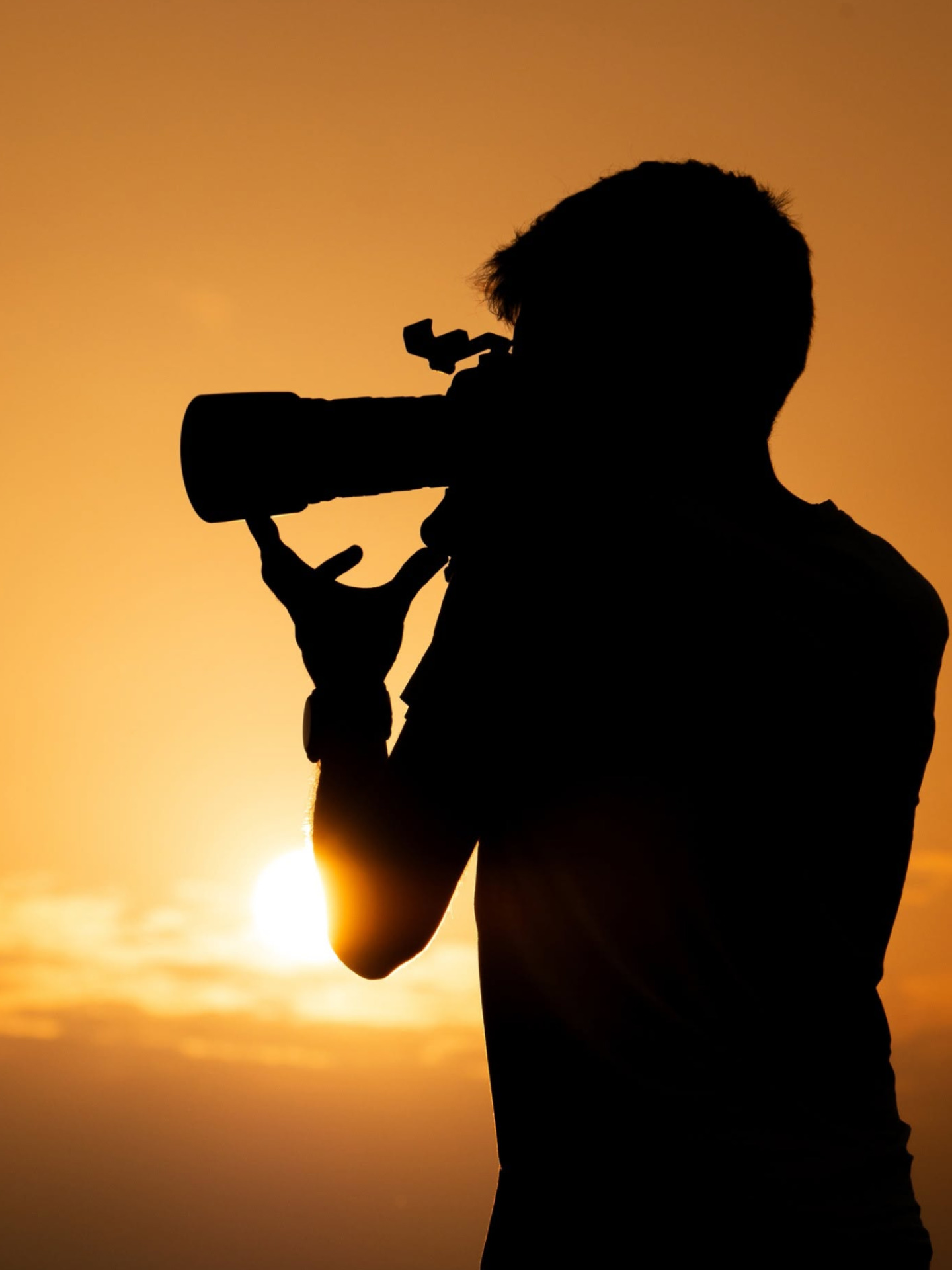 Le photographe en plein reportage, appareil en main
